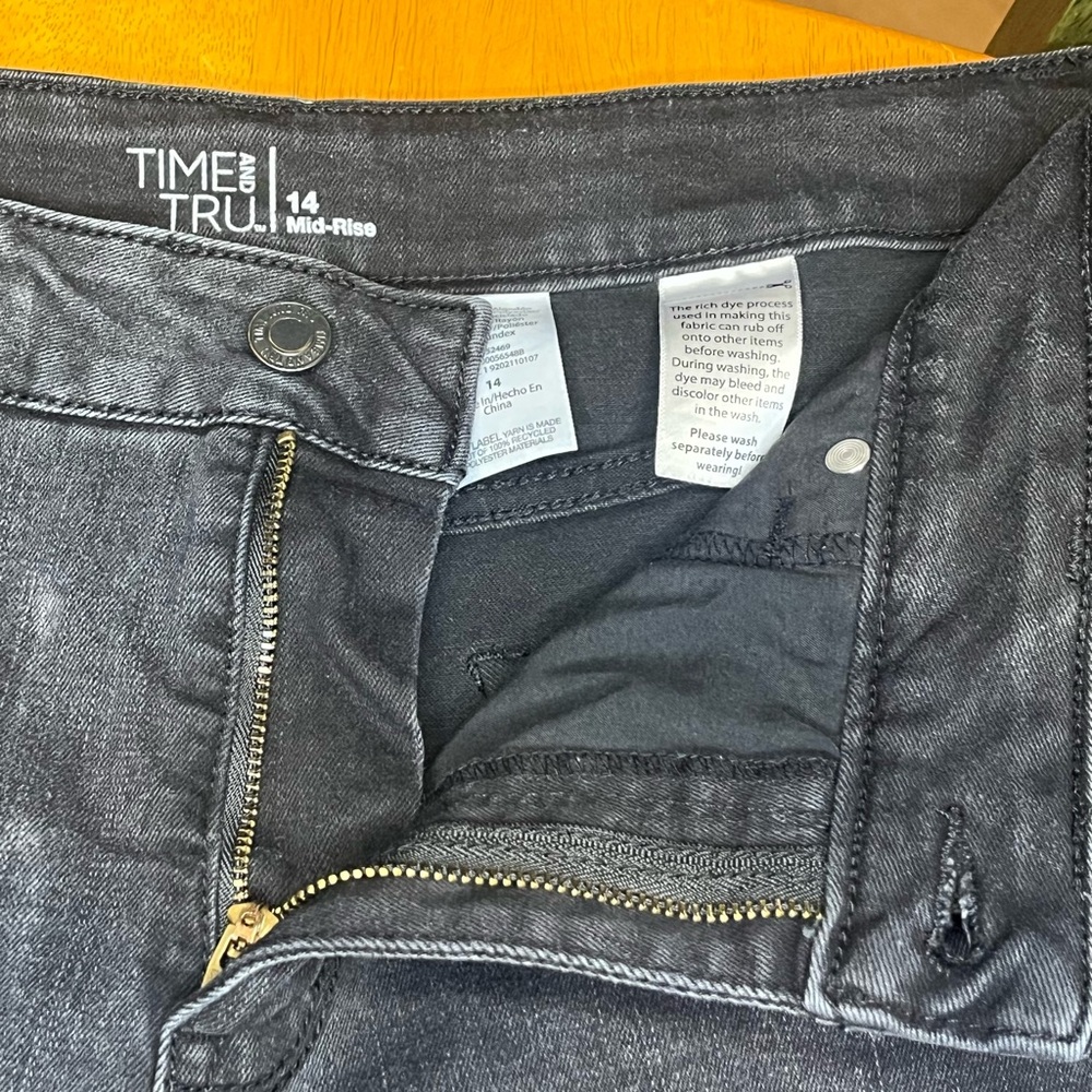 Time and Tru Women's Mid-Rise Stretch Black Denim Shorts with Rolled Cuffs 14 - Picture 4 of 4